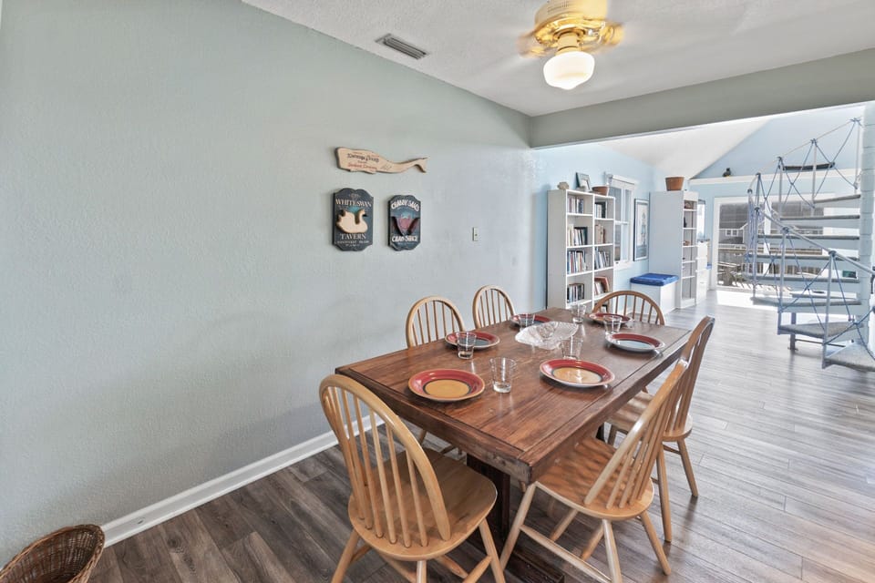 08-Surf-Or-Sound-Realty-975-Feat-in-The-Sand-Dining-Area-08