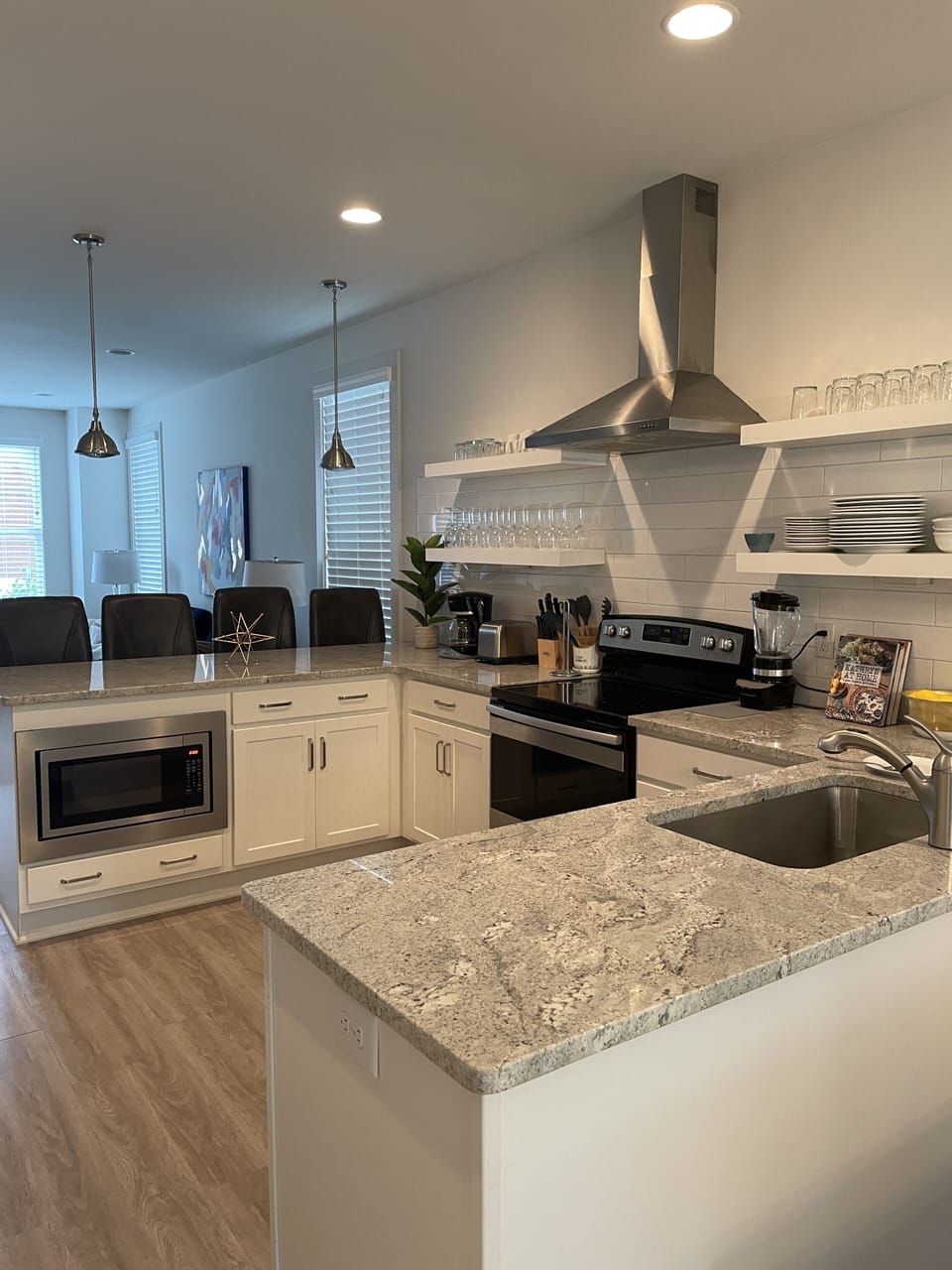 Fully furnished kitchen. 
