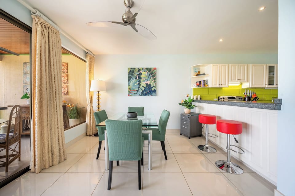On hot afternoons, return inside to enjoy comfortable AC and a luxurious atmosphere.