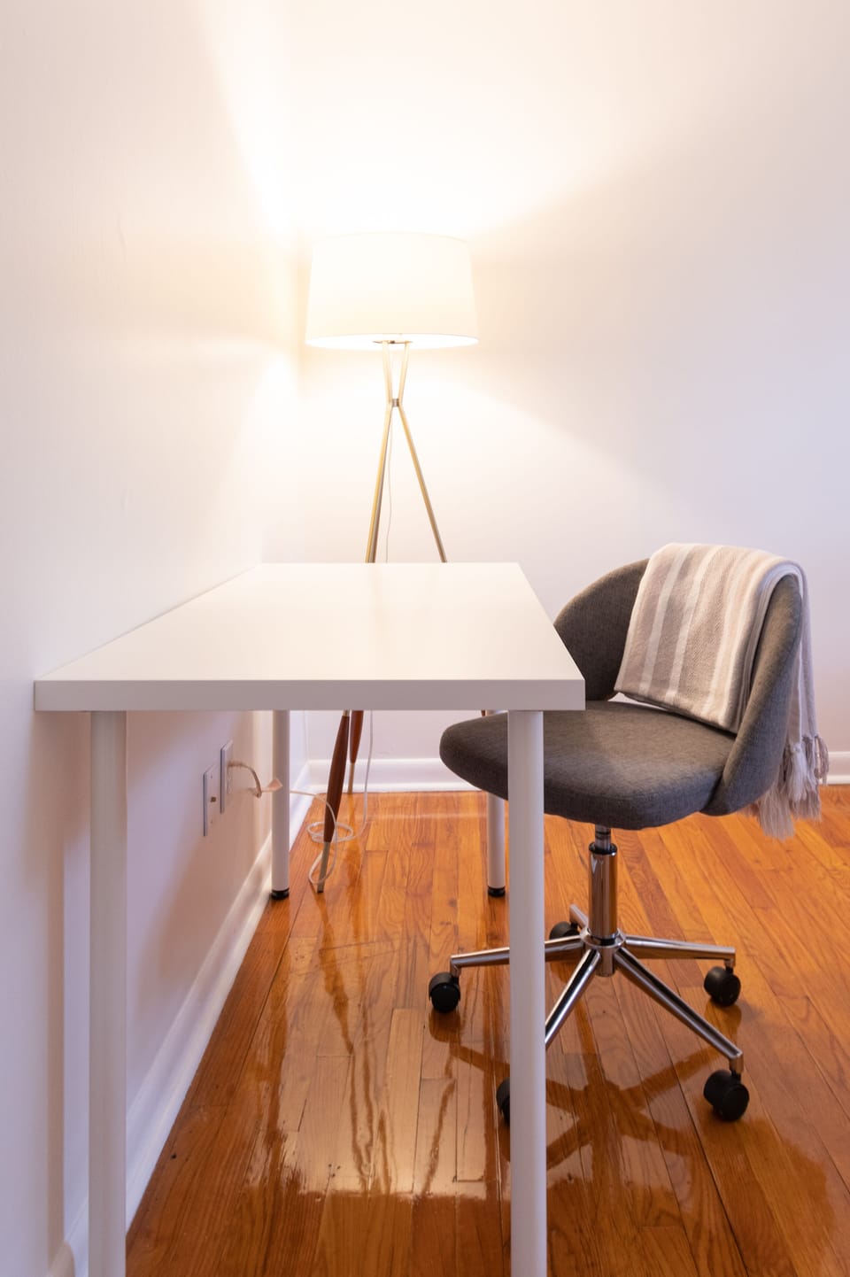 Room 3 - full bed and office desk 