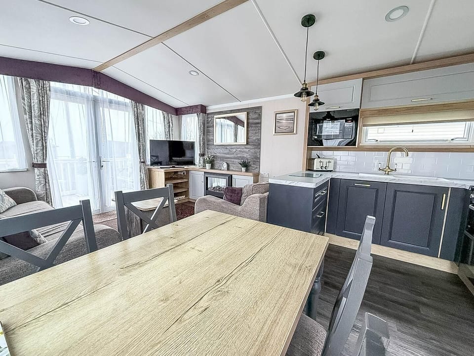 One of the best parts of a spontaneous caravan getaway is the freedom it offers, right down to your meal times.