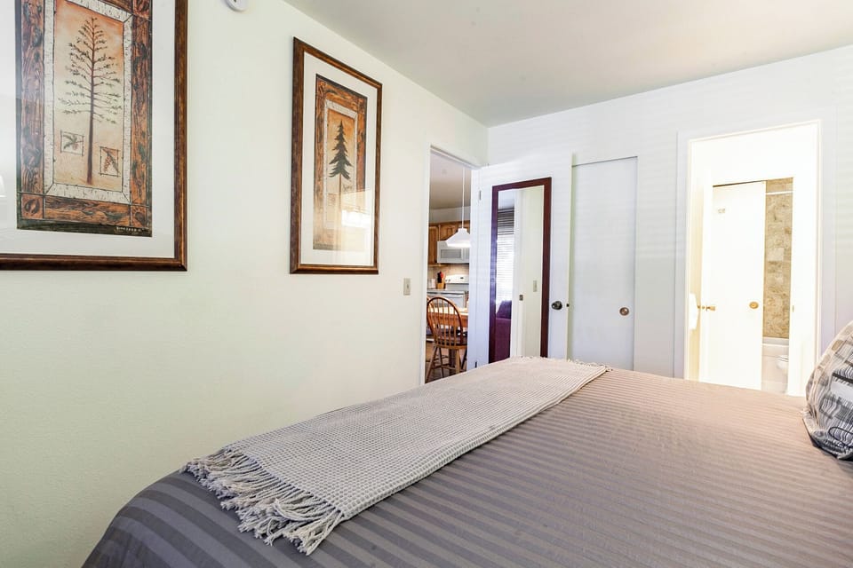Bedroom with 1 King Bed