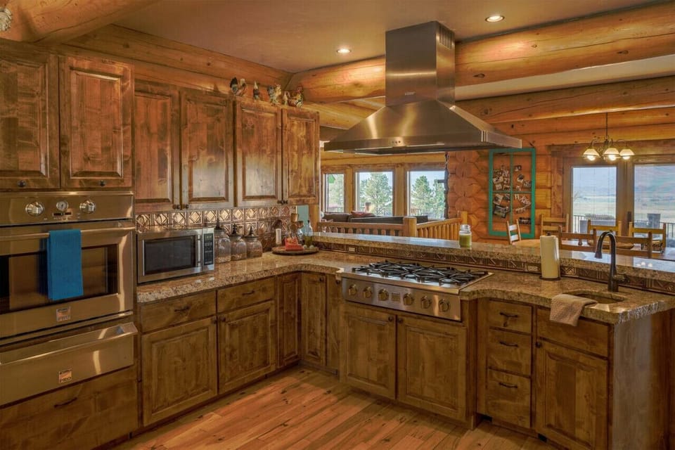 Large Gourmet Kitchen