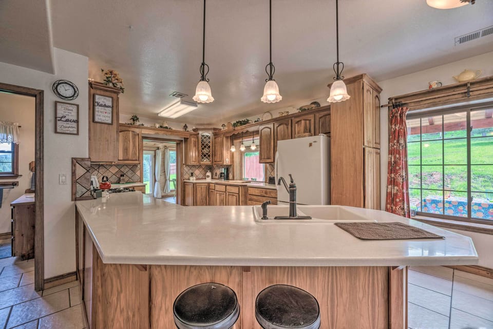 Fully Equipped Kitchen | Crock-Pot | Coffee Maker | Blender