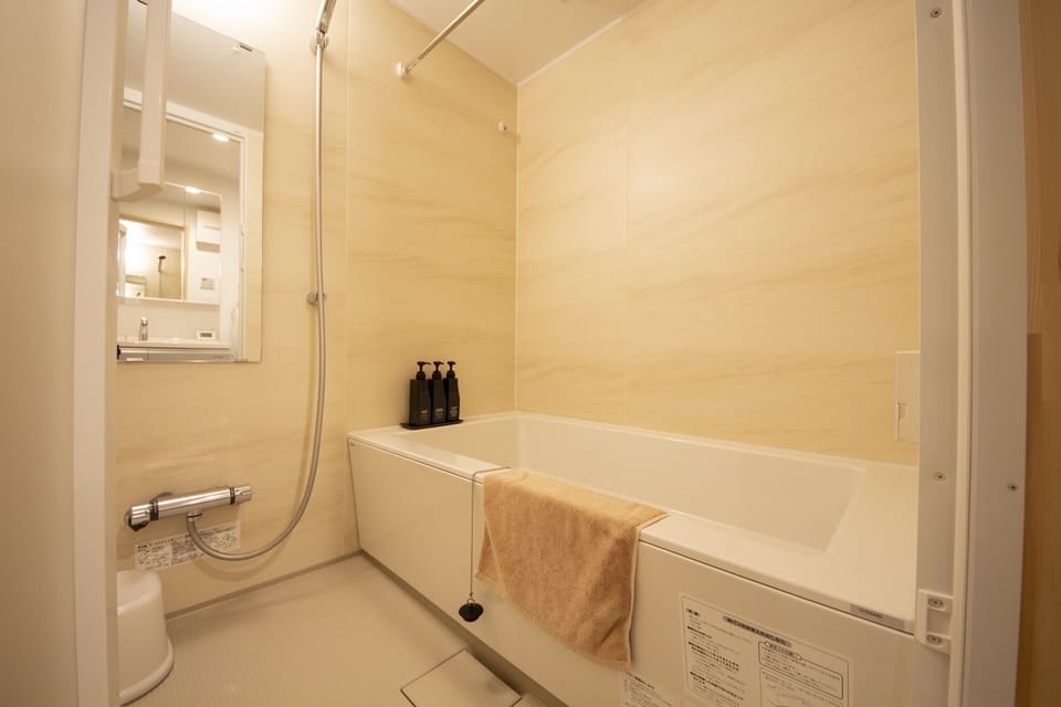 It's a spacious bathroom! With a nice bathroom dryer ★