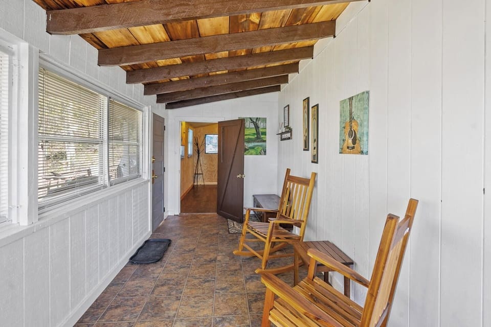 Enter into a beautiful inclosed patio