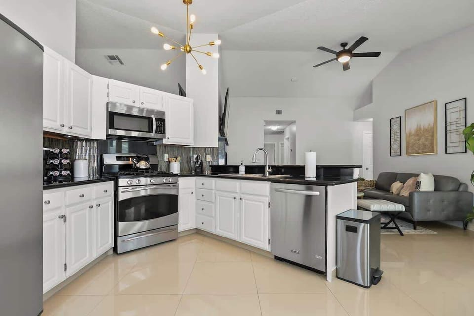 Our kitchen features new stainless steel appliances, fully stocked for the chefs of your group :)