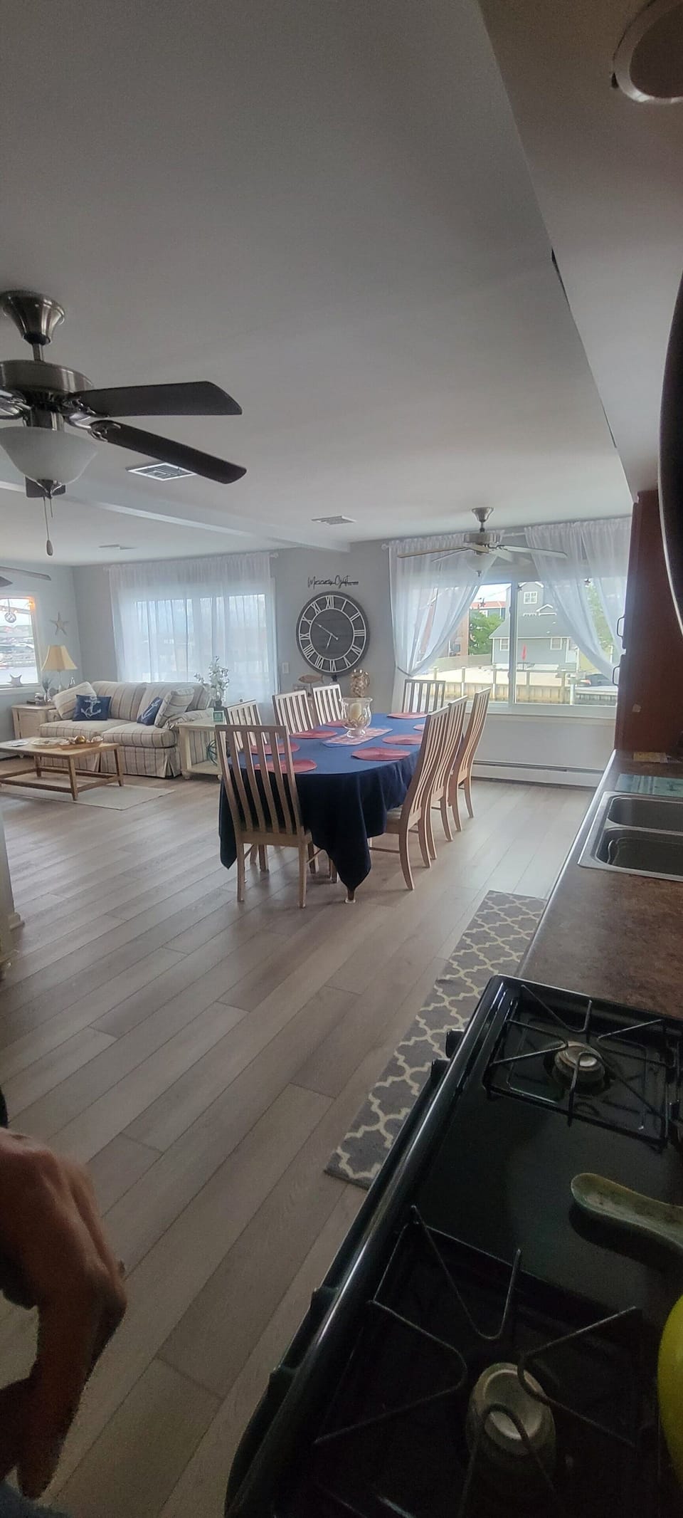 Dining Area & Kitchen