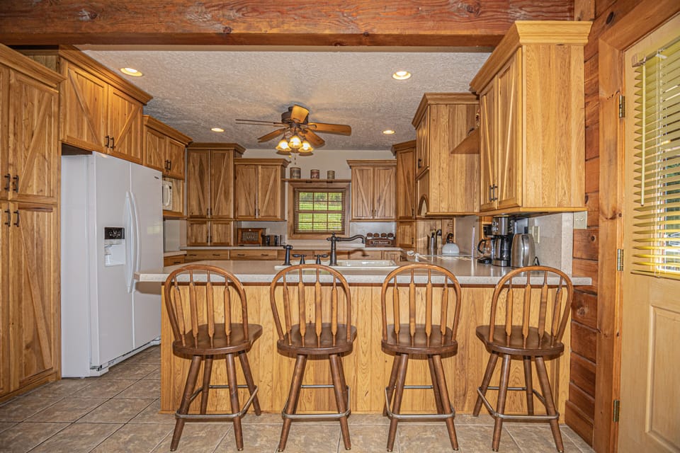 Full Kitchen w/ Breakfast Bar Seating for 4