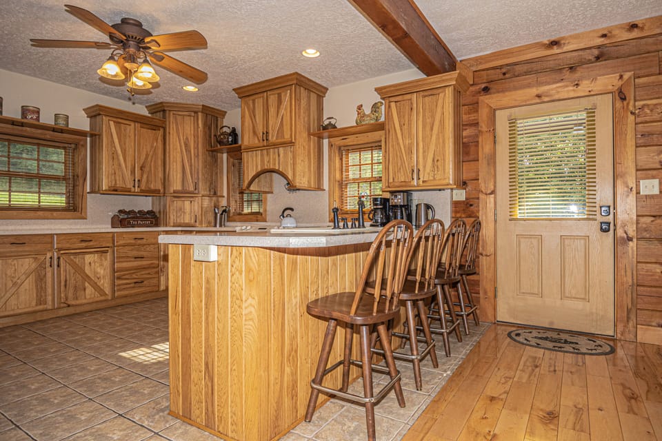 Full Kitchen w/ Breakfast Bar Seating for 4