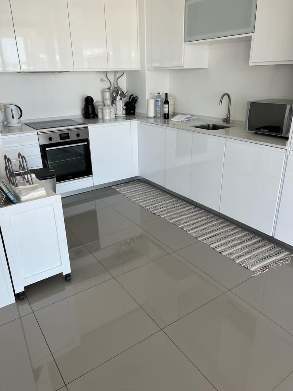 FULLY EQUIPED MODERN KITHCEN.