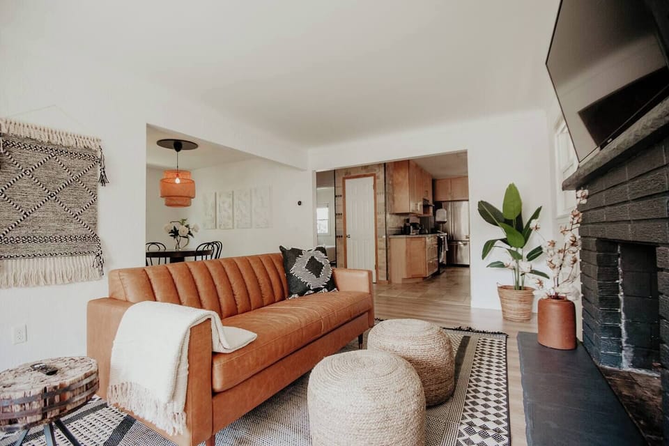 Living room with smart tv and leather couch (1)