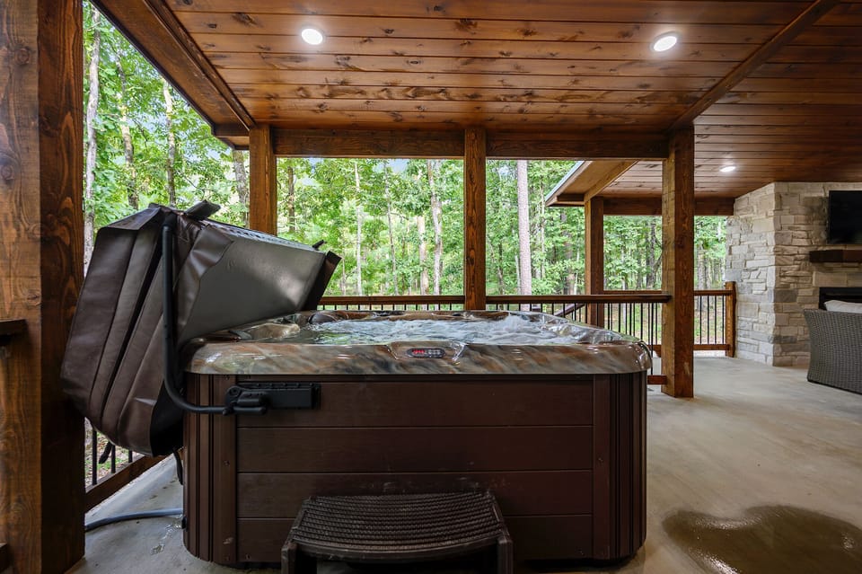 6 person hot tub! Drained and cleaned after each guest! 