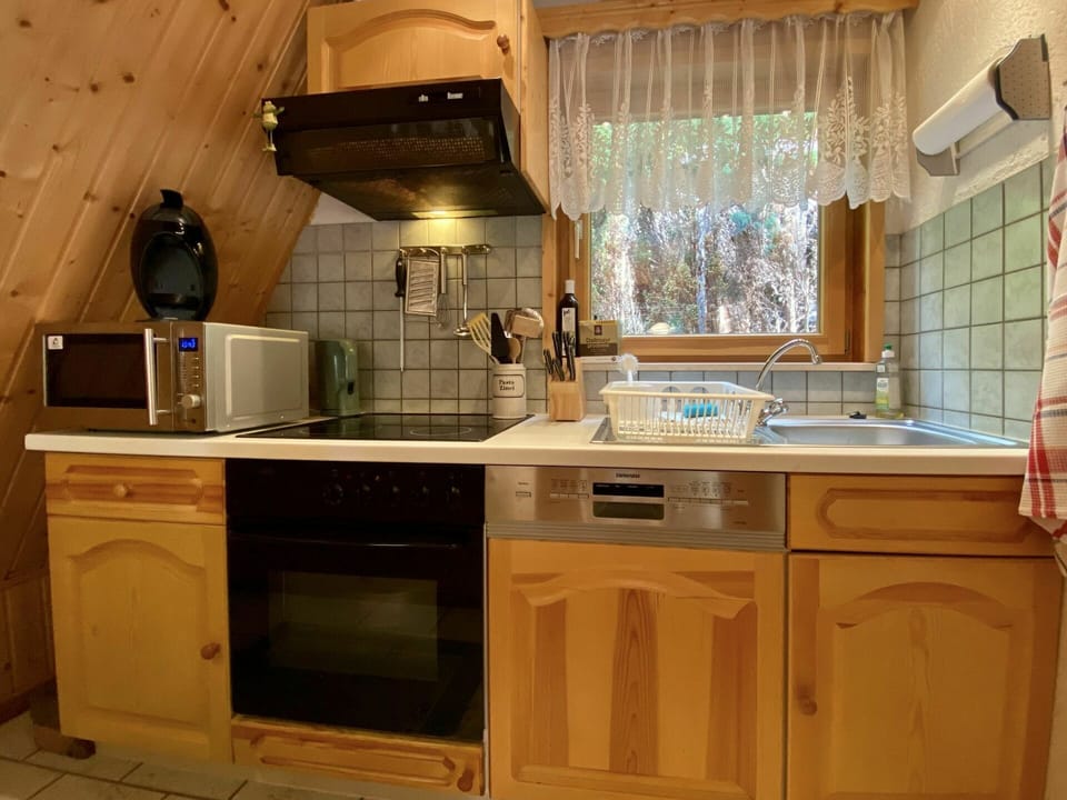 Tap, Cabinetry, Countertop, Kitchen Sink, Plumbing Fixture, Property, Sink, Drawer, Building, Kitchen