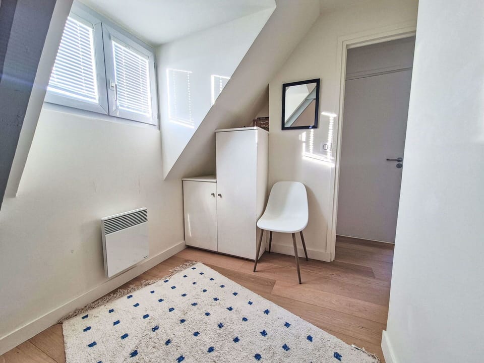 Flooring, Floor, Wood, Interior Design, Ceiling, Room, Lighting, Apartment, Furniture, Home