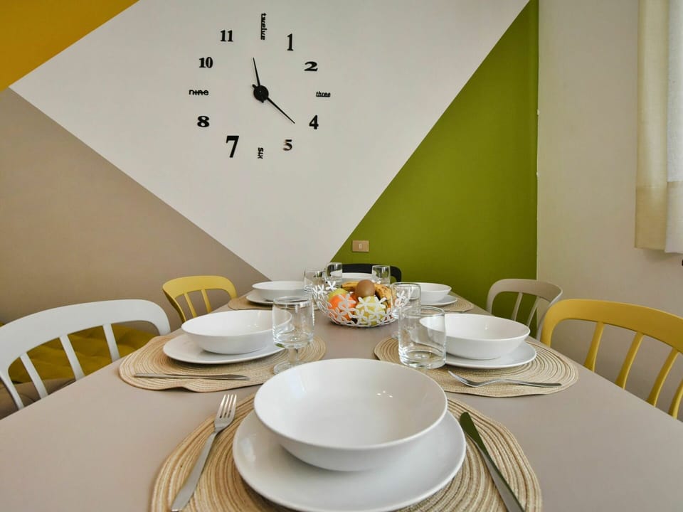 Table, Furniture, Tableware, Property, Dishware, Chair, Drinkware, Wood, Interior Design, Textile