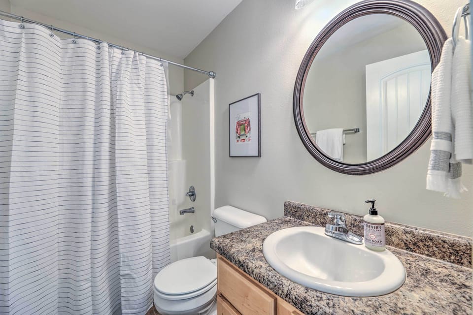 En-Suite Bathroom | Complimentary Toiletries