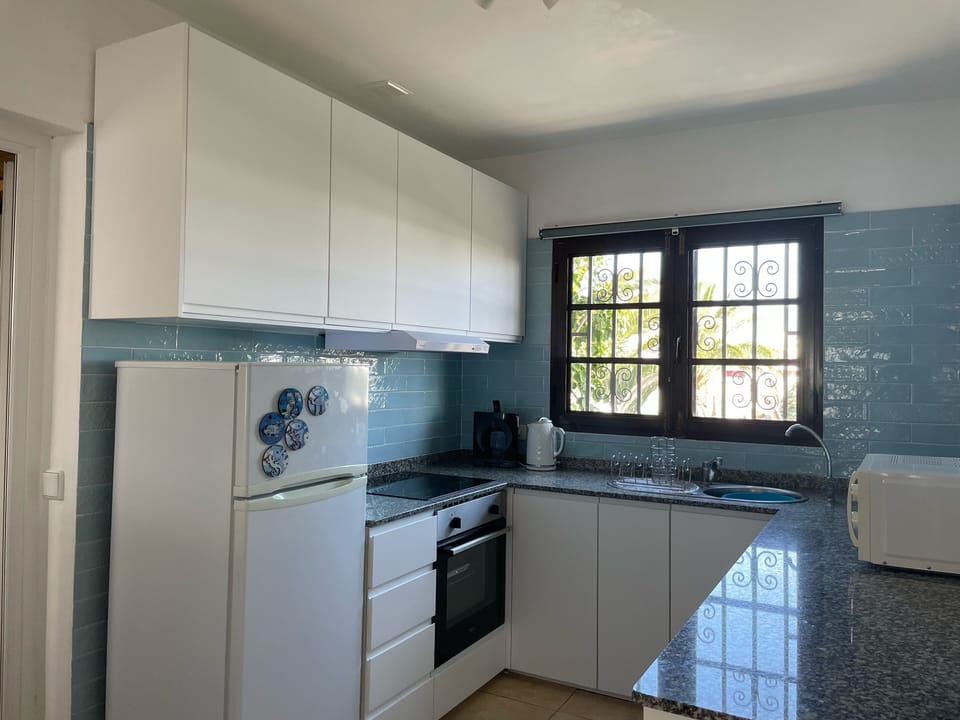 Full oven, ceramic hob, air fryer and microwave