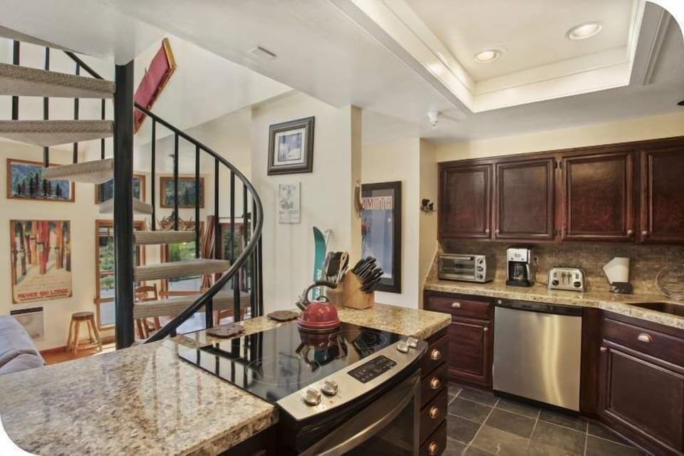 Upgraded kitchen, fully equipped