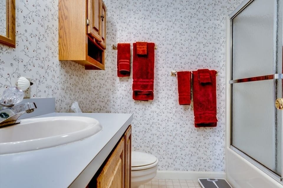 Full Bathroom - Shower/Tub