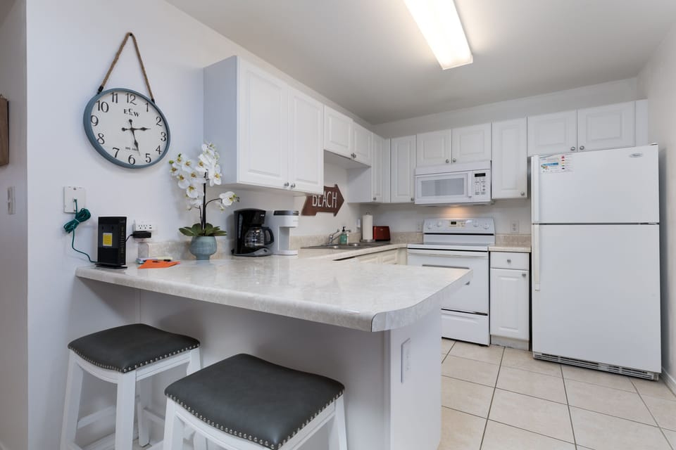 Kitchen w/ seating for 2 at breakfast bar