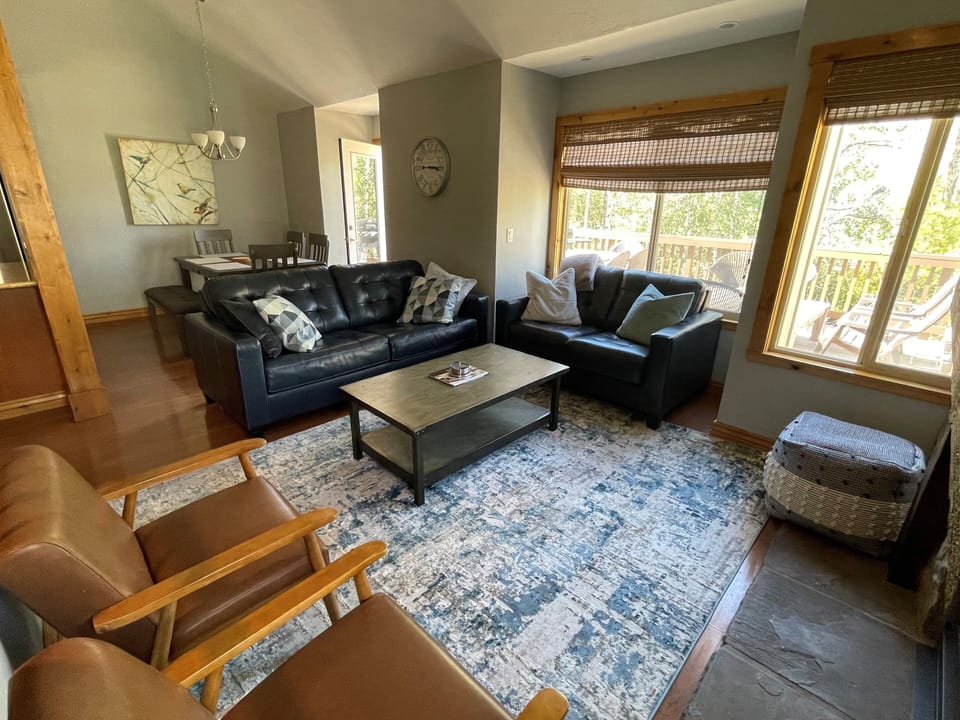 Bright, cozy space to gather 