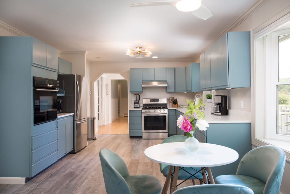 Eat-in Kitchen with plenty of counterspace