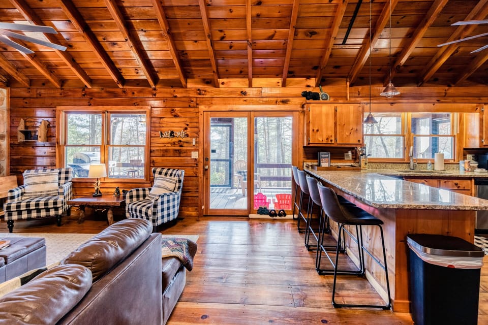 Access to screened and unscreened back deck area w/ grill, Hot tub/sitting areas