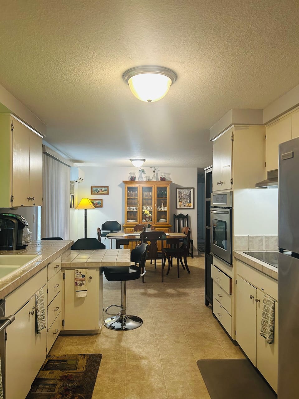 Open kitchen /dining area