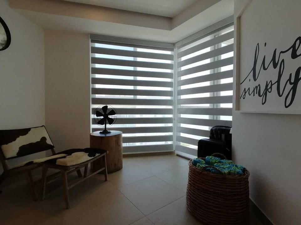 king Size Bed, Ceiling Fa, TV, AC and en suire Bathroom, Large Windown 