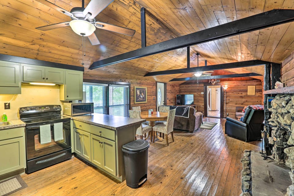 Kitchen | Well-Equipped w/ Cooking Basics