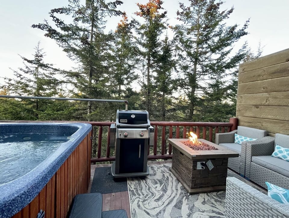 Private hot tub year round! Plus fire pit, grill for spring+summer+fall nights!