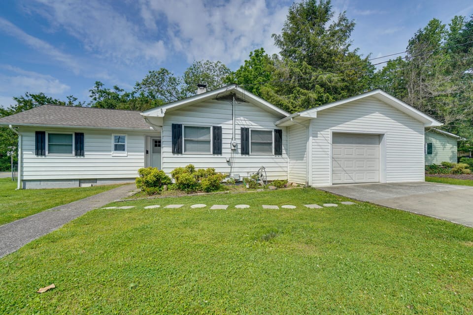 Oak Ridge Vacation Rental | 3BR | 1.5BA | 1,300 Sq Ft | 3 Steps to Access