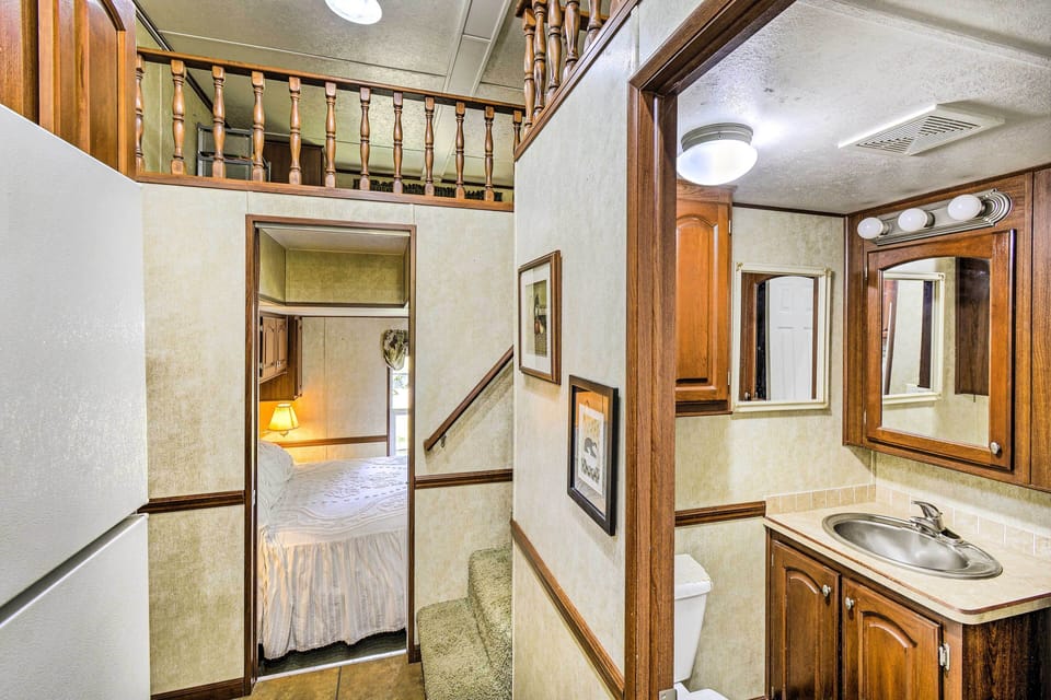Full Bathroom | Linens & Towels | Complimentary Toiletries | Hair Dryer