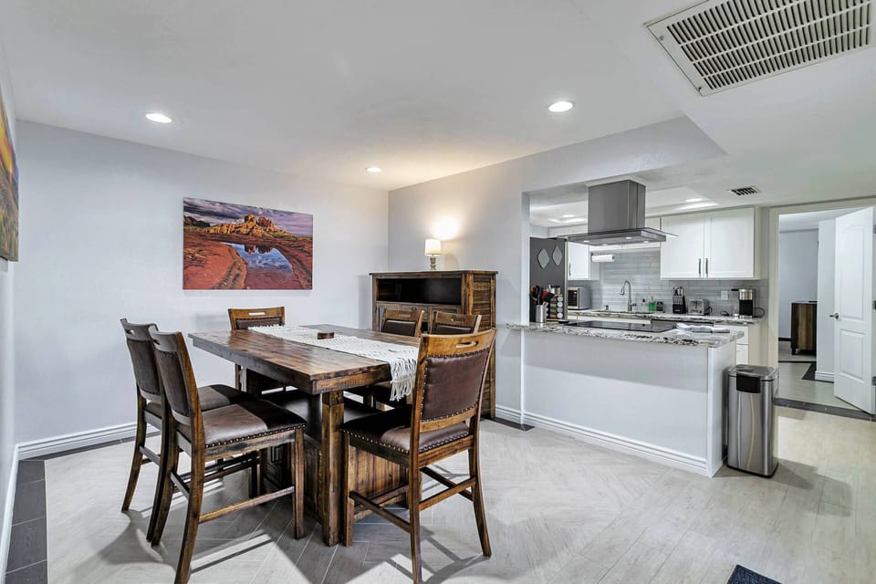Dining for 6 at this dining room table