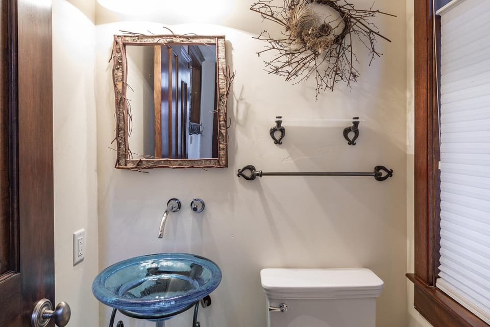 8.0-telluride-heritage-house-powder-room