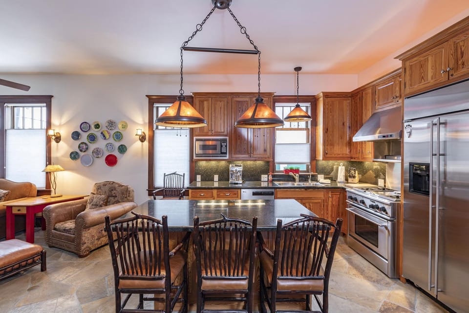 4.2-telluride-heritage-house-living-kitchen