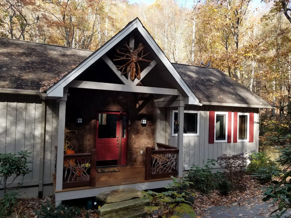 Front of Whispering Creek Cottage