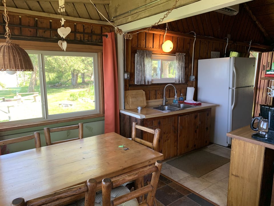 Dining room and fully equipped kitchen 