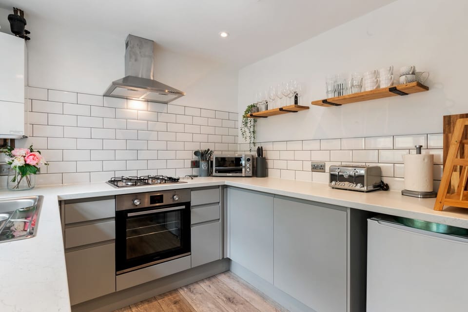 Beautiful Cottage, Stone Throw from Beach, Wonderful Sea Views