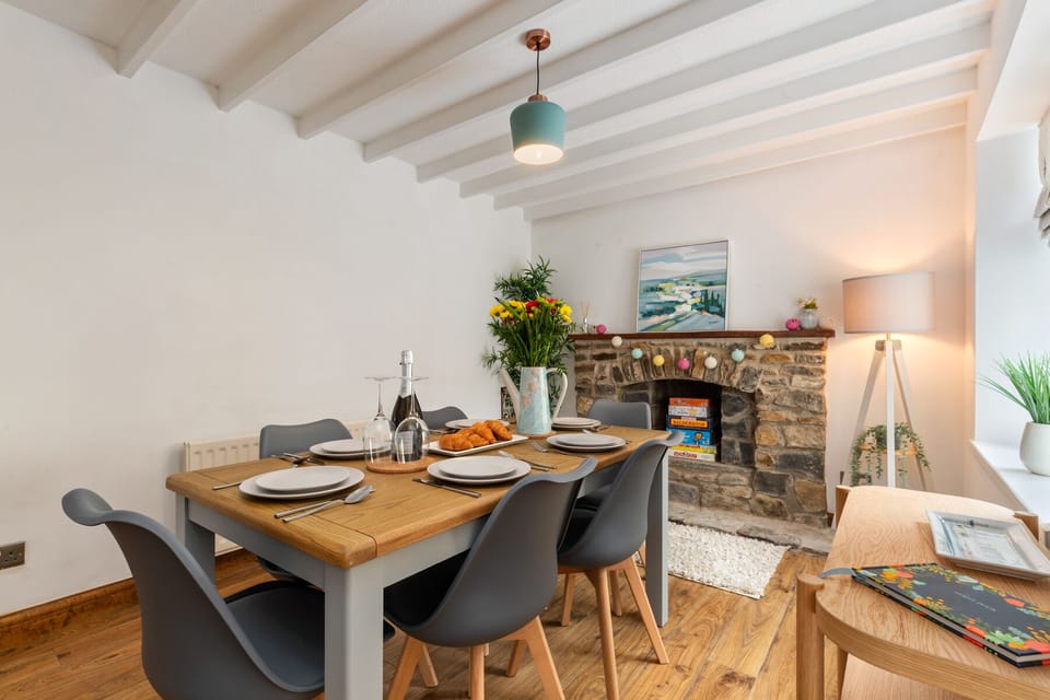 Beautiful Cottage, Stone Throw from Beach, Wonderful Sea Views