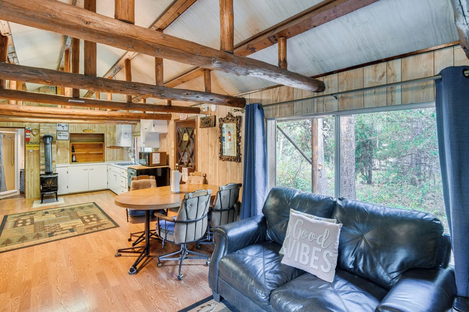 Dining Area | Dishware Provided