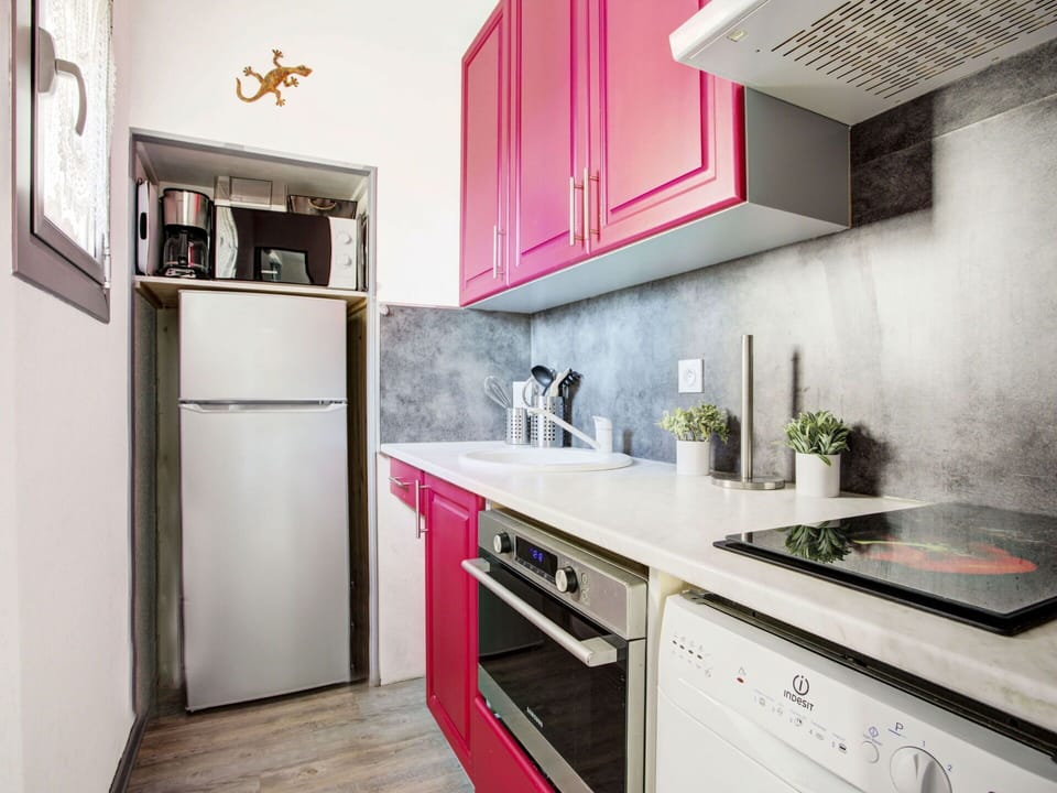 Cabinetry, Countertop, Property, Kitchen Stove, Kitchen Appliance, Kitchen, Home Appliance, Product, Wood, Interior Design