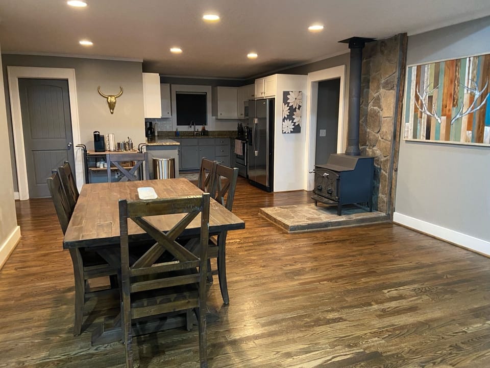 Dining room into kitchen 