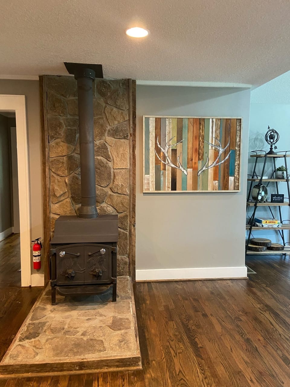 Charming mountain decor. 