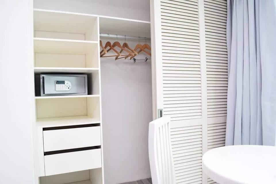 Closet, safe / closet, caja seguridad