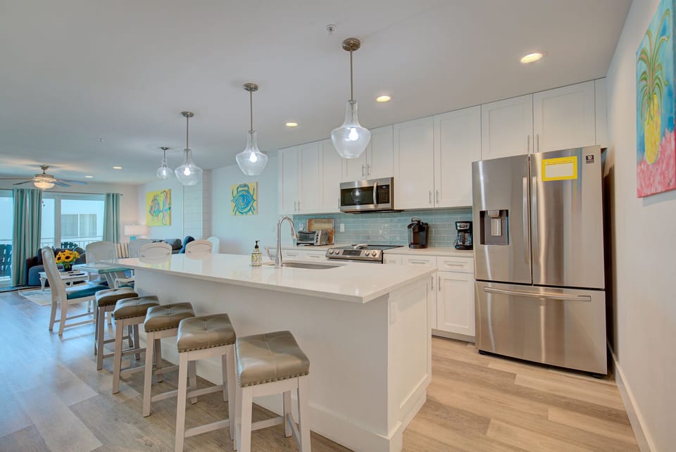 Fully stocked kitchen & dining for families and groups.