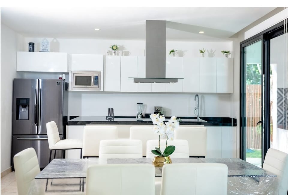 Spacious kitchen and dining area, perfect for entertaining and family meals.