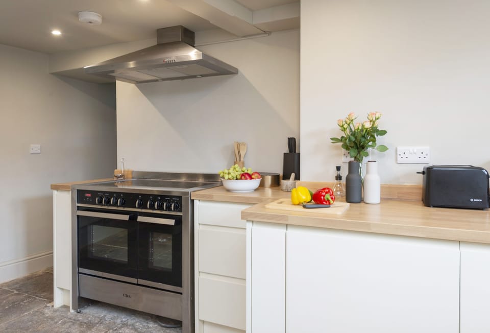 Round House Cottage, Castle Carey, Somerset: The range cooker