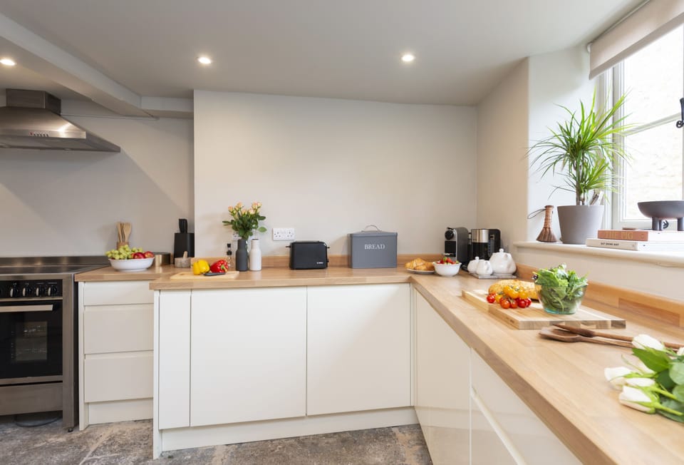 Round House Cottage, Castle Carey, Somerset: Kitchen with plenty of preparation space